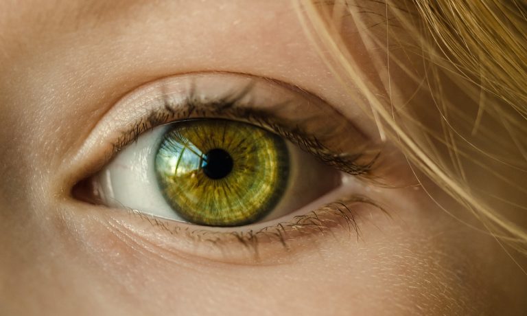 Bezpieczeństwo i skuteczność laserowej korekcji wzroku - co mówią badania?